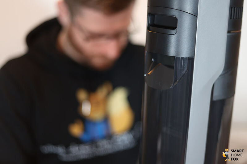 Wasserbehälter des Dreame H12 Pro wird herausgenommen